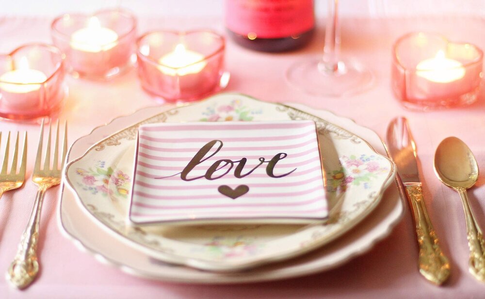 Gedeck mit Serviette und Schriftzug Love